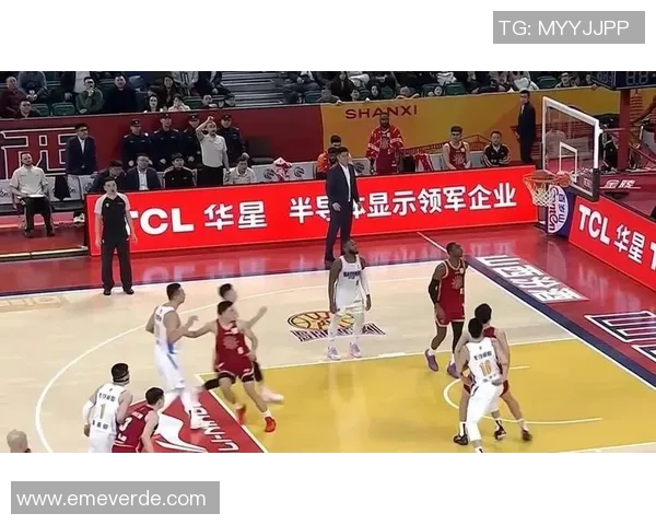 塔图姆场上举动引发广泛争议 球迷激烈讨论情绪爆发 塔图姆场上举动引发广泛争议 球迷激烈讨论情绪爆发